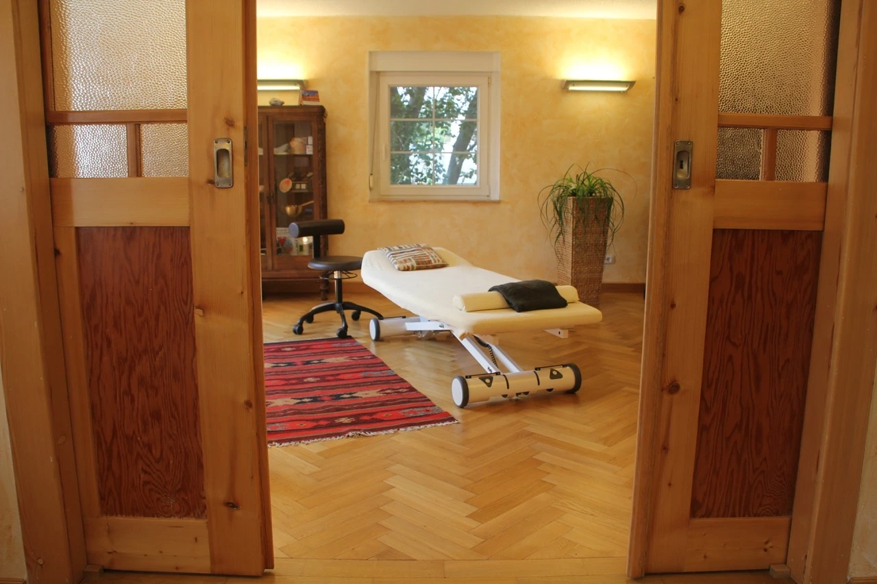 Moderner und heller Behandlungsraum
